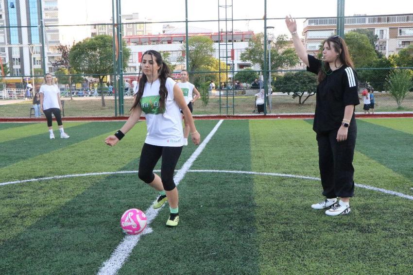 Samsun'da kadınlar halı sahada, erkekler evde çocuklarla