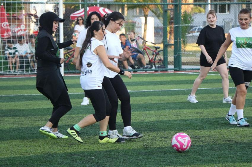 Samsun'da kadınlar halı sahada, erkekler evde çocuklarla