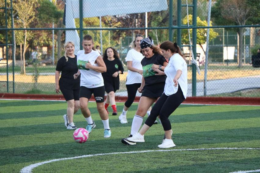 Samsun'da kadınlar halı sahada, erkekler evde çocuklarla