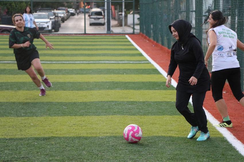 Samsun'da kadınlar halı sahada, erkekler evde çocuklarla