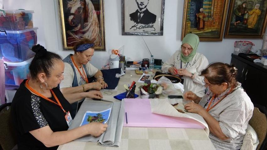 Trabzon'da kadınlar unutulmaya yüz tutan sanatlar için kolları sıvadı: Modern tasarımlarla hayat veriyorlar