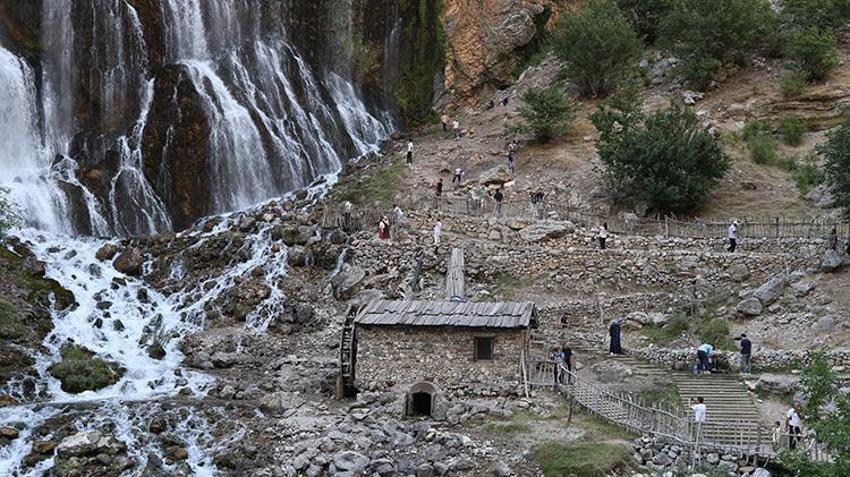 Kayseri'de 100 yıllık değirmen fotoğraf stüdyosu oldu: Ziyaretçi rekoru kırılıyor! Sosyal medyada gören buraya akın ediyor