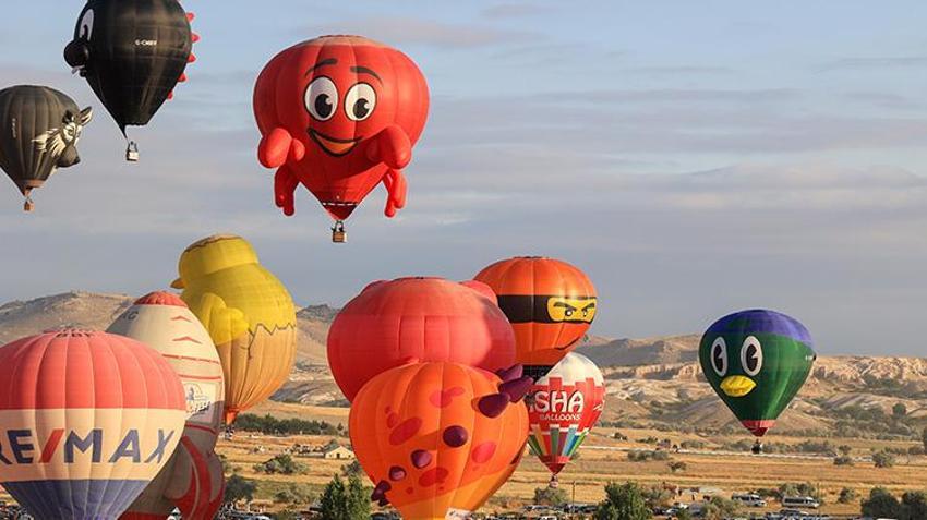 Kapadokya'da nefes kesen şölen! Binlerce kişi bu manzarayı görmek için akın etti