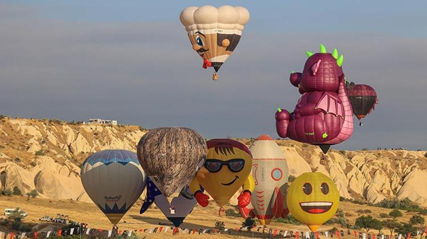 Kapadokya'da nefes kesen şölen! Binlerce kişi bu manzarayı görmek için akın etti