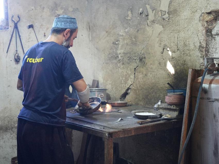 Gaziantep’te 80 derece sıcakta kalay ustalarının zorlu mesaisi