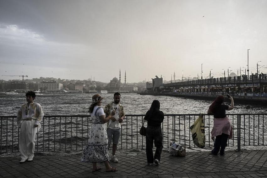 Gök gürültülü sağanak yağış ve kuvvetli fırtına uyarıları peş peşe geldi! Meteoroloji ve İstanbul Valiliği sarı kodlu alarm verdi