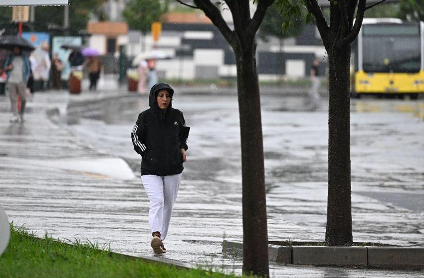 Gök gürültülü sağanak yağış ve kuvvetli fırtına uyarıları peş peşe geldi! Meteoroloji ve İstanbul Valiliği sarı kodlu alarm verdi