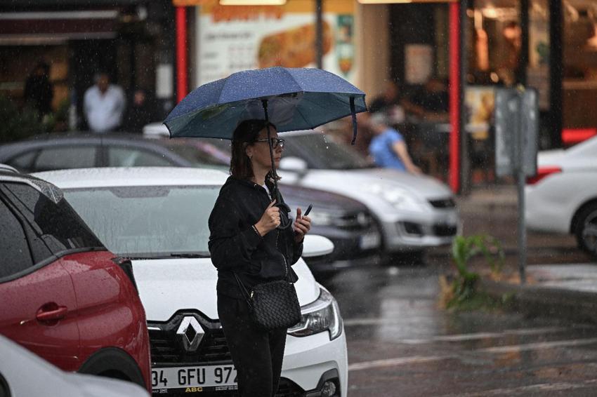 Gök gürültülü sağanak yağış ve kuvvetli fırtına uyarıları peş peşe geldi! Meteoroloji ve İstanbul Valiliği sarı kodlu alarm verdi