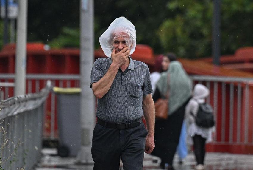 Gök gürültülü sağanak yağış ve kuvvetli fırtına uyarıları peş peşe geldi! Meteoroloji ve İstanbul Valiliği sarı kodlu alarm verdi