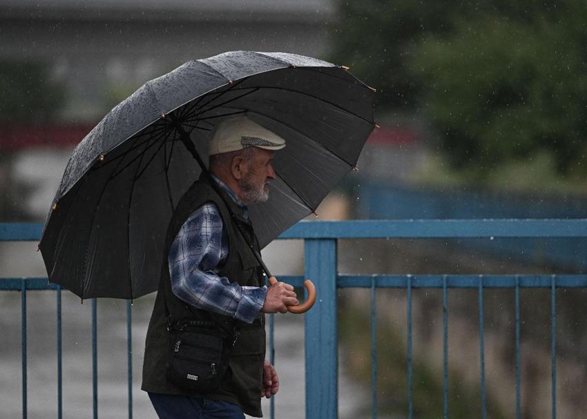 Gök gürültülü sağanak yağış ve kuvvetli fırtına uyarıları peş peşe geldi! Meteoroloji ve İstanbul Valiliği sarı kodlu alarm verdi
