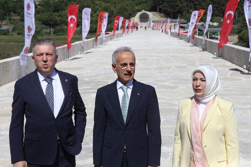 Ayasofya ile yaşıt 1500 yıllık Sangarios Köprüsü yeniden canlandırıldı! Bakan Uraloğlu: Şehrimize yeni bir soluk kazandırdık