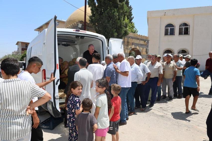 Hatay Büyükşehir'den çiftçiye ve vatandaşa dev destek: 100 ton kavun ücretsiz dağıtıldı!