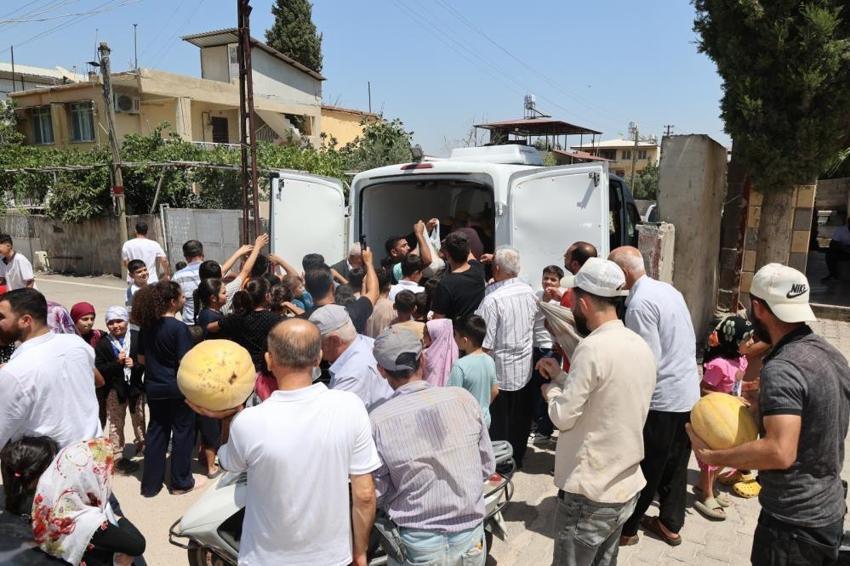 Hatay Büyükşehir'den çiftçiye ve vatandaşa dev destek: 100 ton kavun ücretsiz dağıtıldı!