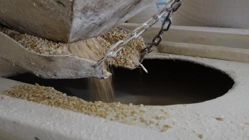 Su gücüyle başladı, elektrikle devam ediyor! İlçede tek, kapısında kuyruk oluşuyor