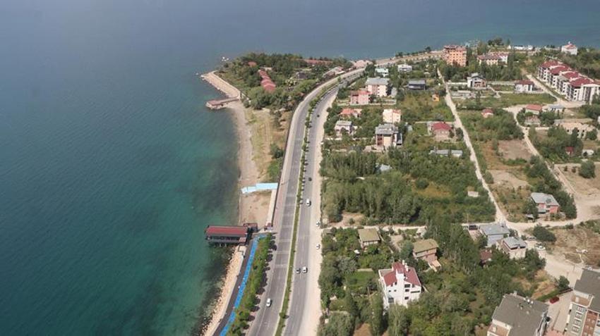 Van Gölü'nde sevindiren manzara! Limanlar yavru inci kefalleriyle doldu