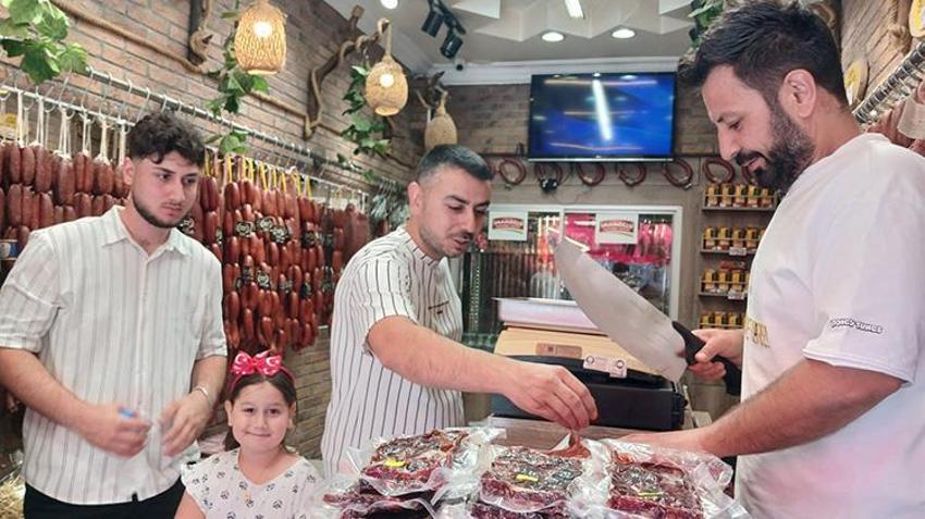 Kayseri'nin tescilli lezzetine gurbetçi dopingi: Dönüş yolculuğu öncesi kuyruğa girdiler!