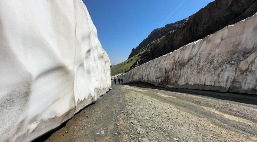 Hakkari’de iki mevsim bir arada: Ağustos ayında metrelerce yükseklikteki kar tünelleri ziyaretcilerini ağırlıyor