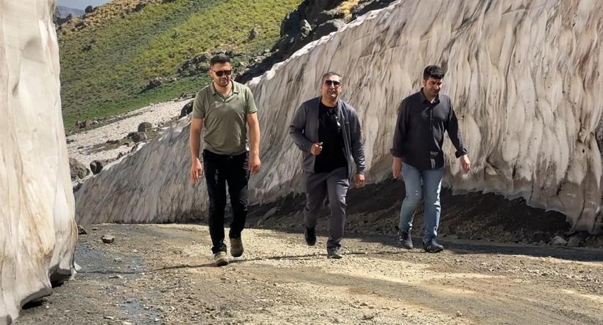 Hakkari’de iki mevsim bir arada: Ağustos ayında metrelerce yükseklikteki kar tünelleri ziyaretcilerini ağırlıyor