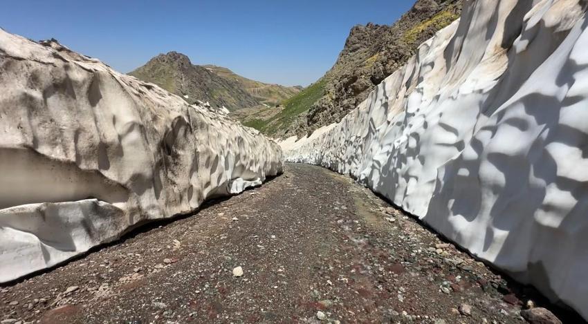 Hakkari’de iki mevsim bir arada: Ağustos ayında metrelerce yükseklikteki kar tünelleri ziyaretcilerini ağırlıyor