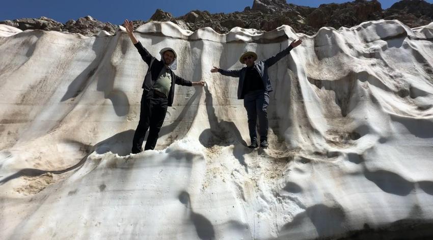 Hakkari’de iki mevsim bir arada: Ağustos ayında metrelerce yükseklikteki kar tünelleri ziyaretcilerini ağırlıyor