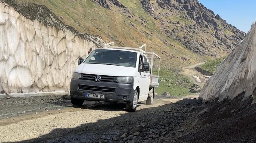 Hakkari’de iki mevsim bir arada: Ağustos ayında metrelerce yükseklikteki kar tünelleri ziyaretcilerini ağırlıyor