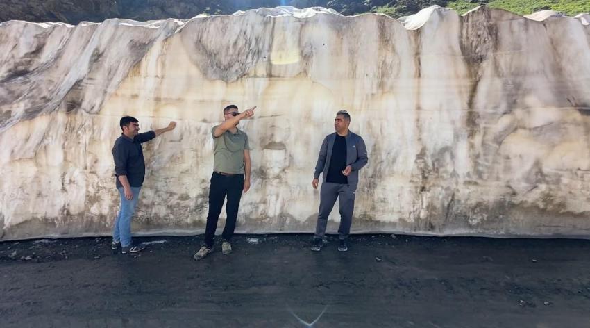 Hakkari’de iki mevsim bir arada: Ağustos ayında metrelerce yükseklikteki kar tünelleri ziyaretcilerini ağırlıyor