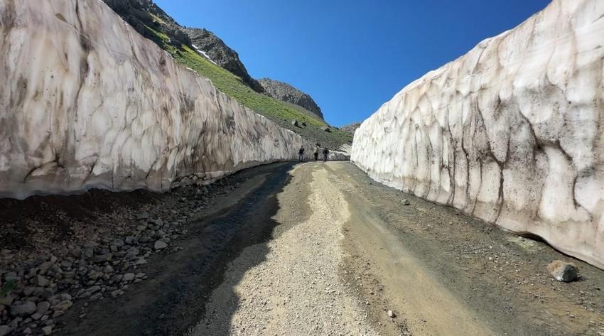 Hakkari’de iki mevsim bir arada: Ağustos ayında metrelerce yükseklikteki kar tünelleri ziyaretcilerini ağırlıyor