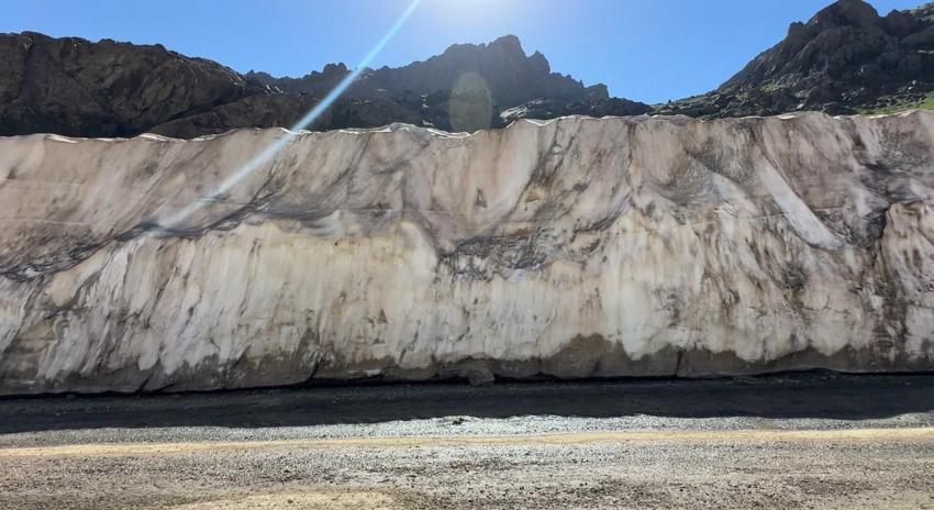 Hakkari’de iki mevsim bir arada: Ağustos ayında metrelerce yükseklikteki kar tünelleri ziyaretcilerini ağırlıyor