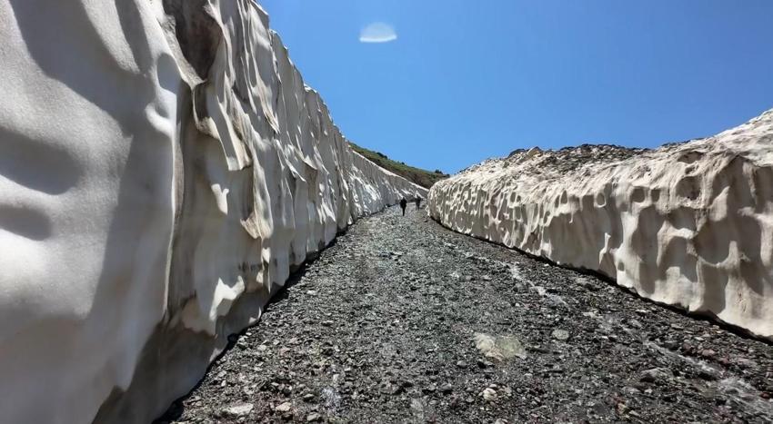 Hakkari’de iki mevsim bir arada: Ağustos ayında metrelerce yükseklikteki kar tünelleri ziyaretcilerini ağırlıyor