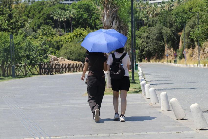 Antalyalılara deniz yetmedi serinlemenin yolunu buz gibi pistte buldu! 38 derece sıcaktan eksi 8 dereceye