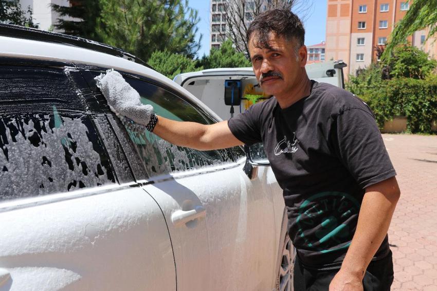 Dükkanını yanında taşıyor, kapı kapı gezerek vakit bulamayan müşterilerin arabalarını yıkıyor