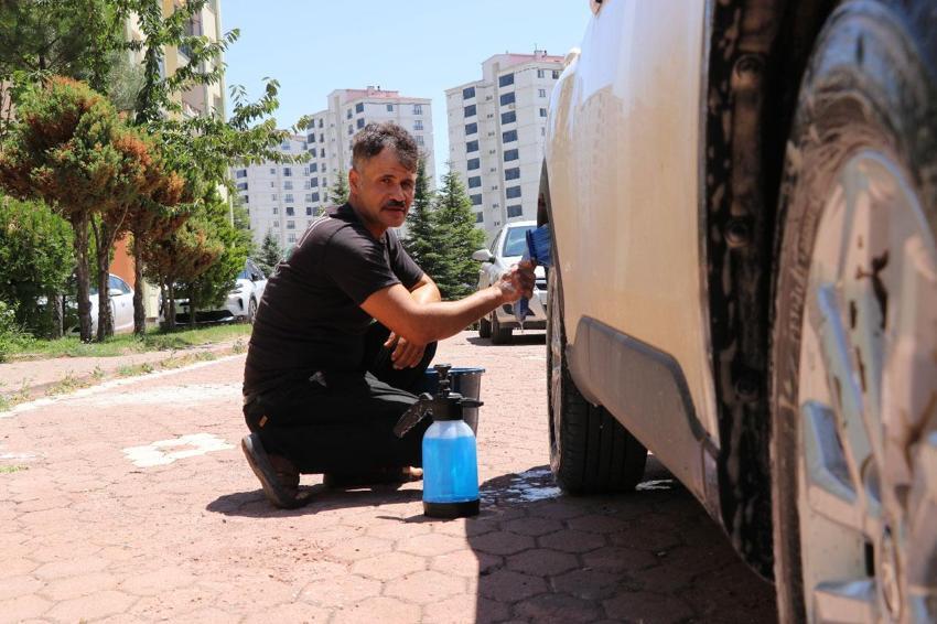 Dükkanını yanında taşıyor, kapı kapı gezerek vakit bulamayan müşterilerin arabalarını yıkıyor