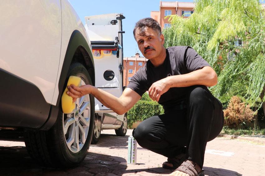 Dükkanını yanında taşıyor, kapı kapı gezerek vakit bulamayan müşterilerin arabalarını yıkıyor