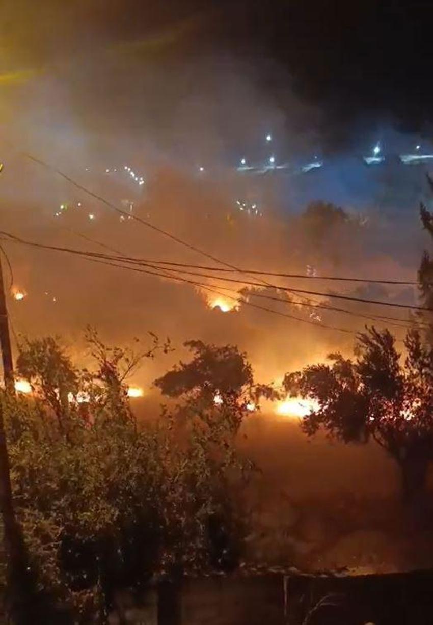 Düğün salonundan atılan havai fişekler felakete yol açıyordu! Yangını fark etmeden düğüne devam ettiler; o anlar kamerada
