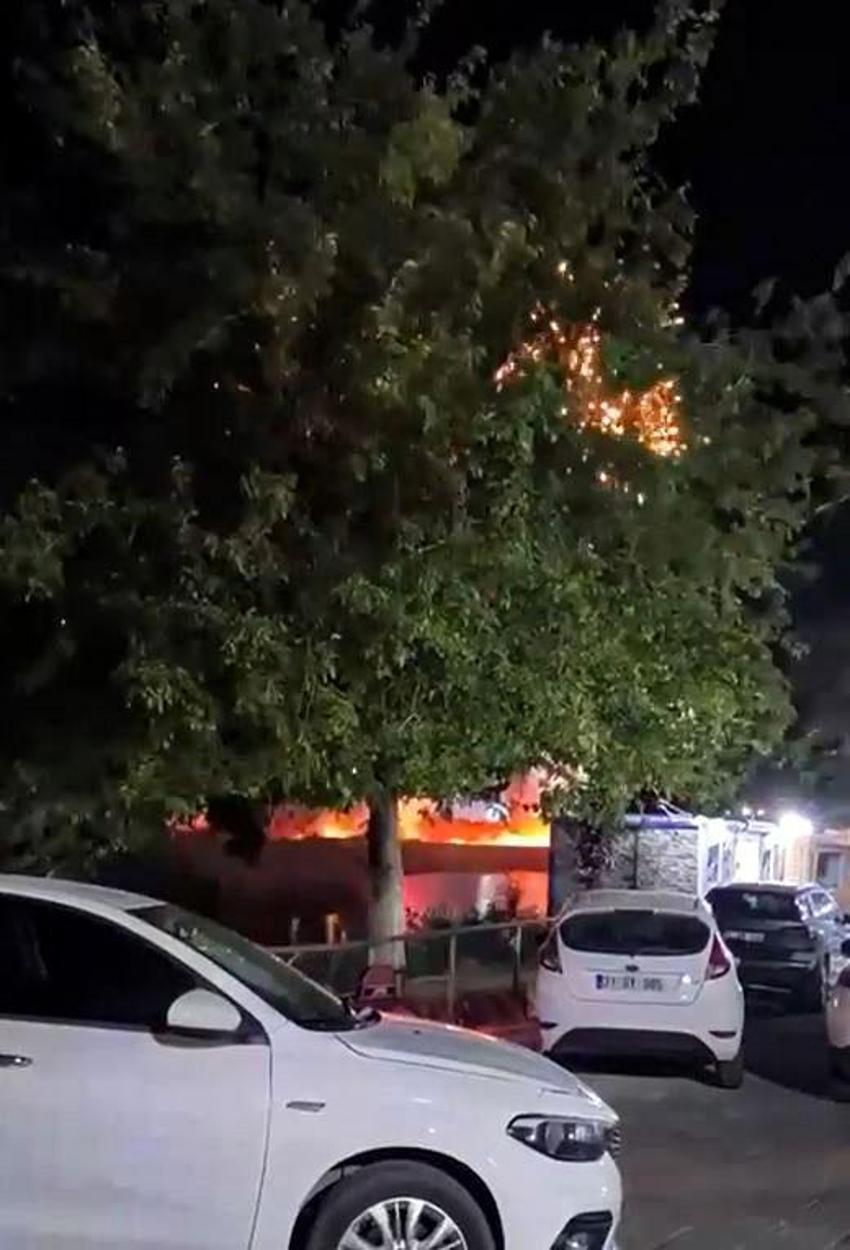 Düğün salonundan atılan havai fişekler felakete yol açıyordu! Yangını fark etmeden düğüne devam ettiler; o anlar kamerada