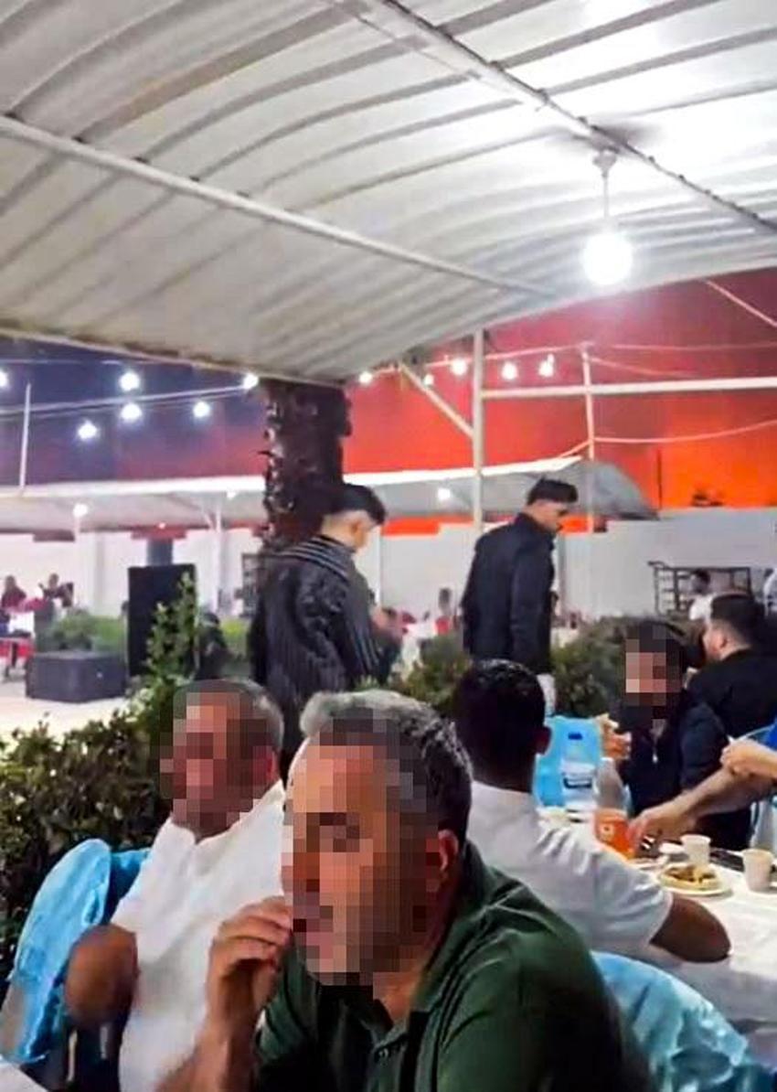 Düğün salonundan atılan havai fişekler felakete yol açıyordu! Yangını fark etmeden düğüne devam ettiler; o anlar kamerada
