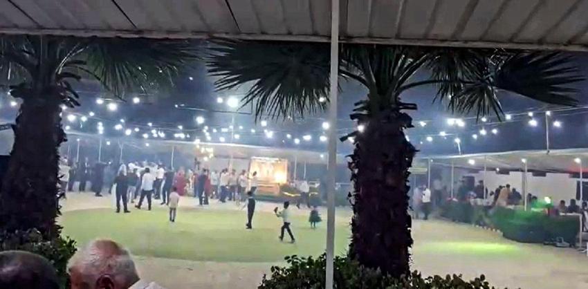 Düğün salonundan atılan havai fişekler felakete yol açıyordu! Yangını fark etmeden düğüne devam ettiler; o anlar kamerada