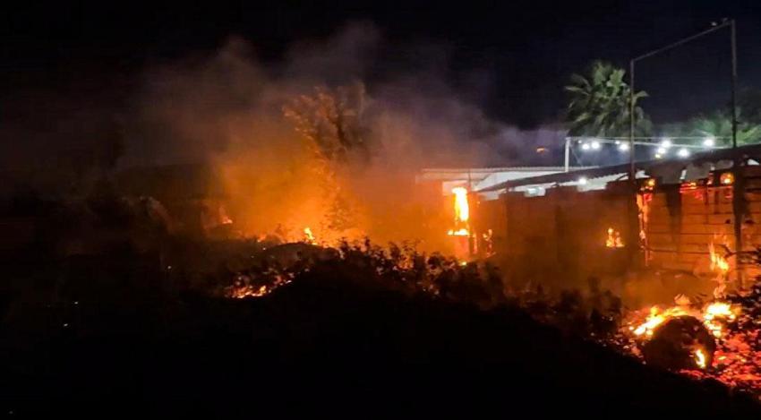 Düğün salonundan atılan havai fişekler felakete yol açıyordu! Yangını fark etmeden düğüne devam ettiler; o anlar kamerada