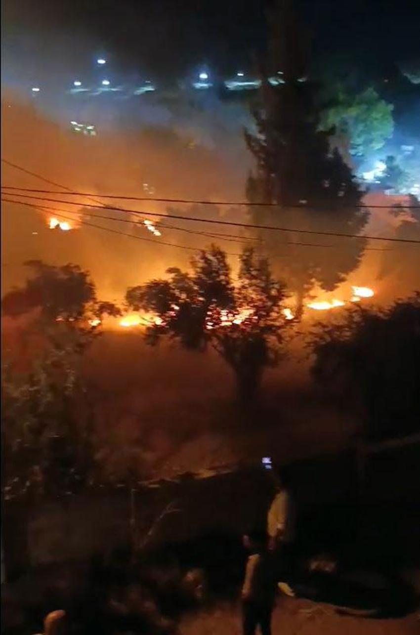 Düğün salonundan atılan havai fişekler felakete yol açıyordu! Yangını fark etmeden düğüne devam ettiler; o anlar kamerada