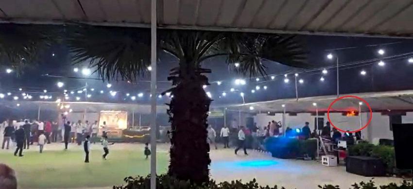 Düğün salonundan atılan havai fişekler felakete yol açıyordu! Yangını fark etmeden düğüne devam ettiler; o anlar kamerada