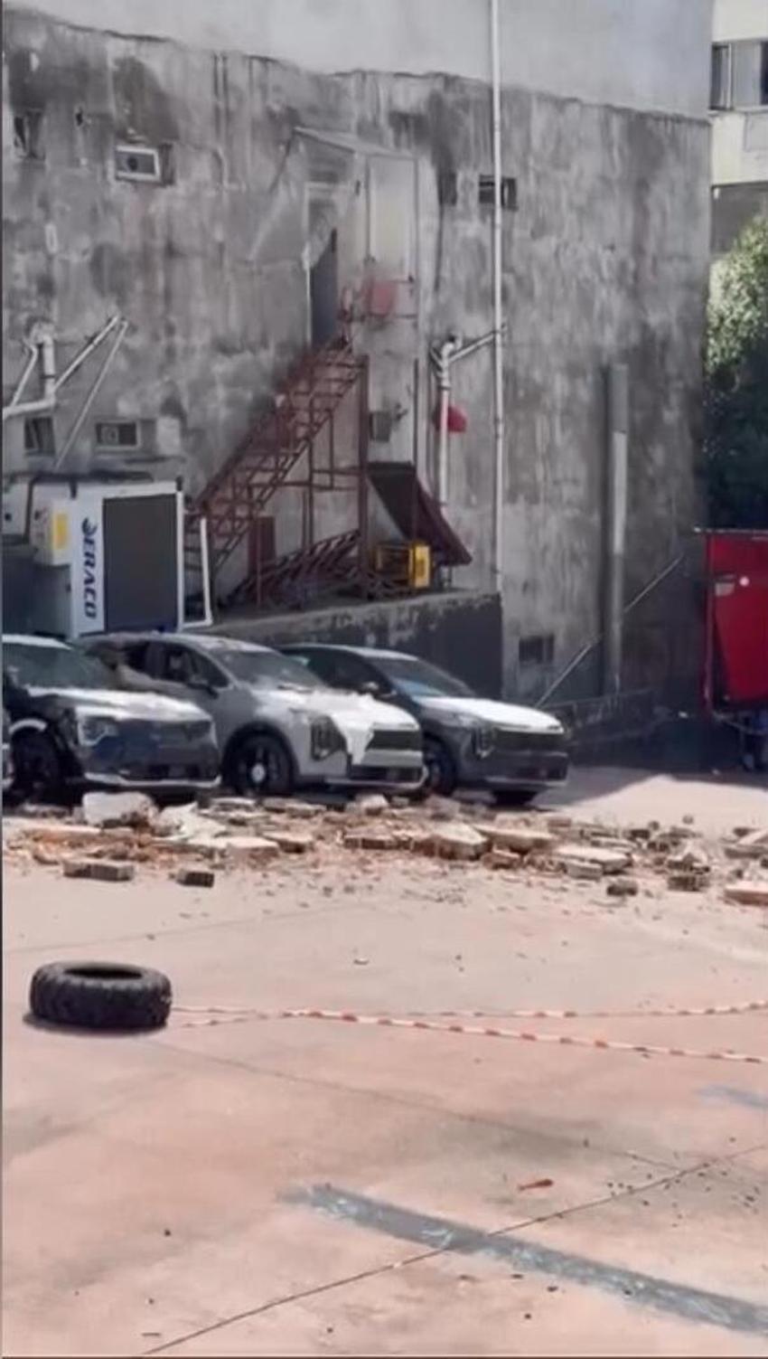 Kağıthane'de binanın çöken duvarı 12 adet sıfır kilometre araçta hasar oluşturdu