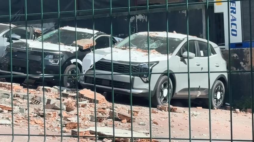 Kağıthane'de binanın çöken duvarı 12 adet sıfır kilometre araçta hasar oluşturdu