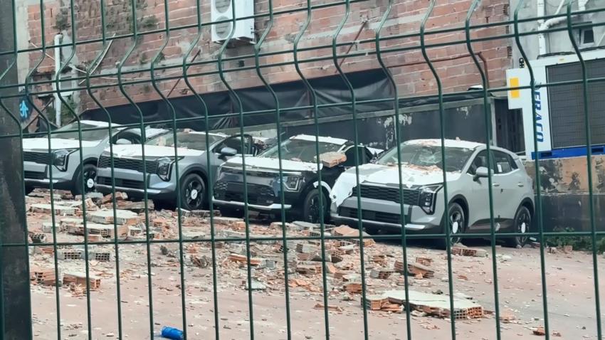 Kağıthane'de binanın çöken duvarı 12 adet sıfır kilometre araçta hasar oluşturdu