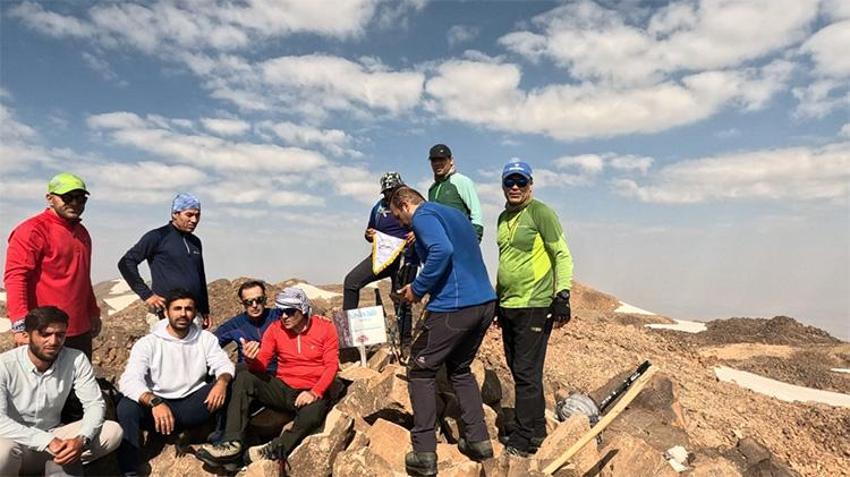 8 saatlik zorlu tırmanış zirvede bitti! Süphan Dağı’nda görkemli tırmanış