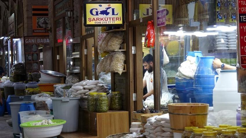 Van’dan dönüş yolculuğunda 'otlu peynir' mesaisi: Bol yağış rekolteyi artırdı, tuz oranı düşünce talep patladı!