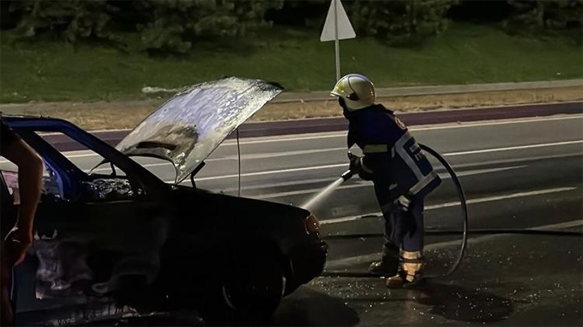 Gece yarısı dehşeti: Yanan Araçta peş peşe patlamalar! Canını zor kurtardı