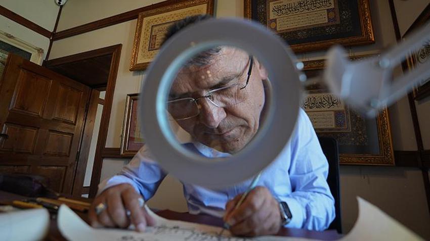 Nöbette izlediği belgesel hayatını değiştirdi: Ağaç dalından kalem yaparak başladı, şimdi talebe yetiştiriyor!