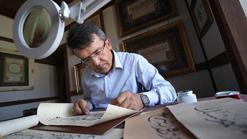 Nöbette izlediği belgesel hayatını değiştirdi: Ağaç dalından kalem yaparak başladı, şimdi talebe yetiştiriyor!