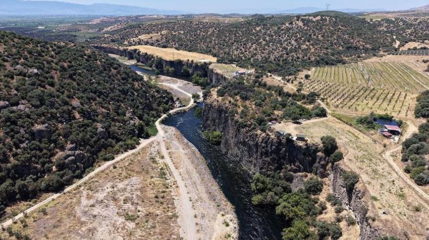 Kuraklık bitti, sular yükseldi Salihli'deki Adala Kanyonu yeniden canlandı! Doğa ve fotoğraf tutkunları akın ediyor