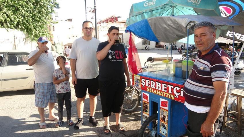 Kavurucu sıcaklar soğuk şerbete ilgiyi artırdı: Günde 400 bardak satıyor